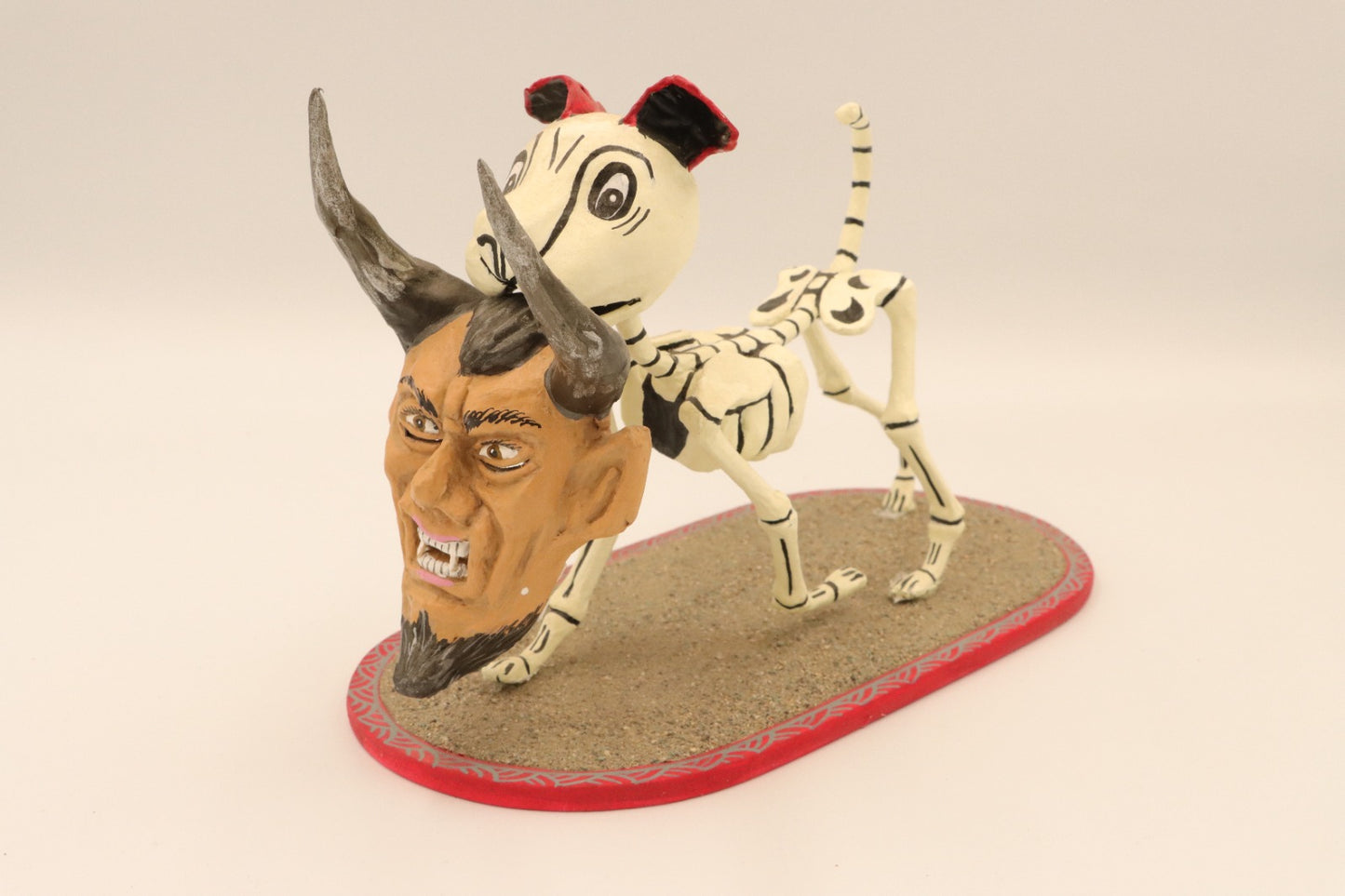Perrito esqueleto con máscara de Diablo